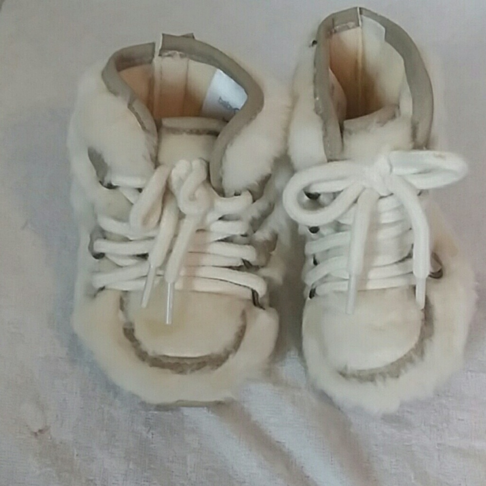 EUC 0-3m Baby Gap White Fur Boots Velcro Closure